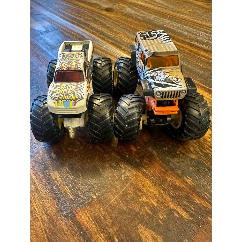 Monster Jam Wild Streak & HW Safari Jeep Monser Truck 1:64‎ Hot Wheels lot of 2